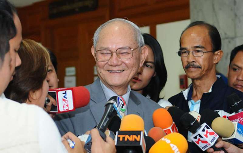 "มีชัย"ยิ้มสู้ ชี้ไม่คิดลาออกจากปธ.กรรมการยกร่างรัฐธรรมนูญ "มีชัย"ยิ้มสู้ ชี้ไม่คิดลาออกจากปธ.กรรมการยกร่างรัฐธรรมนูญ