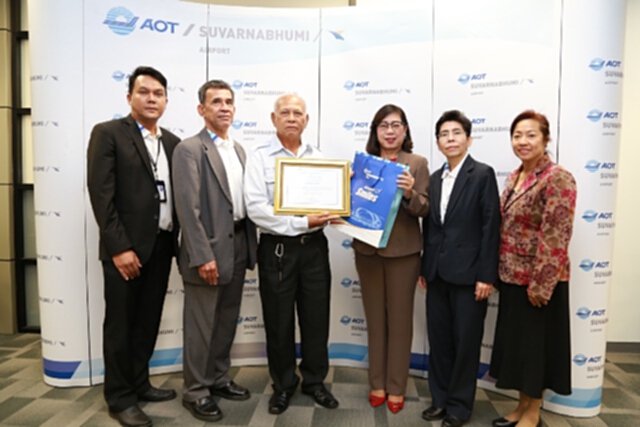 ท่าอากาศยานสุวรรณภูมิชื่นชมแท็กซี่เก็บเงินคืนผู้โดยสารชาวเคนย่า ท่าอากาศยานสุวรรณภูมิชื่นชมแท็กซี่เก็บเงินคืนผู้โดยสารชาวเคนย่า