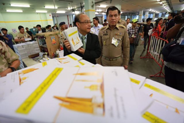 นำสื่อมวลชนชมภาพรวมการจัดพิมพ์ร่างรธน. นำสื่อมวลชนชมภาพรวมการจัดพิมพ์ร่างรธน.