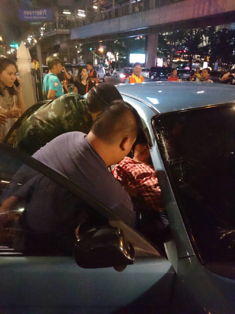 อุบัติเหตุหญิงป่วยขับรถชนนักท่องเที่ยวไหว้ศาลพระพรหม อุบัติเหตุหญิงป่วยขับรถชนนักท่องเที่ยวไหว้ศาลพระพรหม