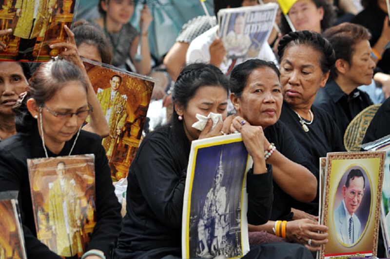 พสกนิกรรอถวายสักการะพระบรมศพ พระเจ้าอยู่หัวในพระบรมโกศ พสกนิกรรอถวายสักการะพระบรมศพ พระเจ้าอยู่หัวในพระบรมโกศ