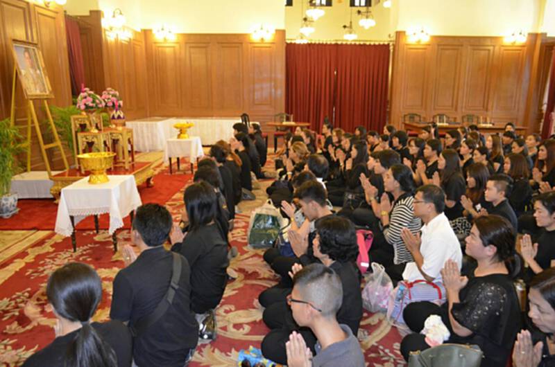 สำนักพระราชวังเปิดให้ประชาชนลงนามสมุดหลวงเพื่อถวายความอาลัย สำนักพระราชวังเปิดให้ประชาชนลงนามสมุดหลวงเพื่อถวายความอาลัย