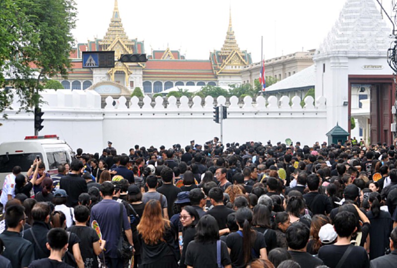 พสกนิกรชาวไทยหลั่งไหลลงนามถวายอาลัยวันที่สอง พสกนิกรชาวไทยหลั่งไหลลงนามถวายอาลัยวันที่สอง