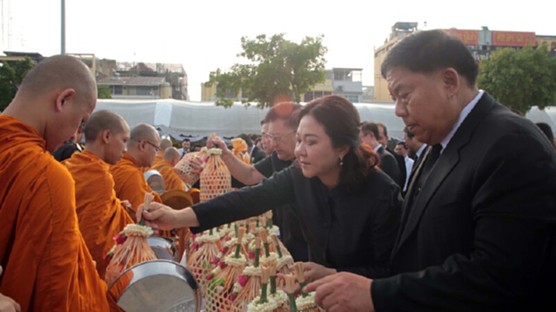 ผู้ว่าฯกทม.คนใหม่นำข้าราชการทำบุญตักบาตร ผู้ว่าฯกทม.คนใหม่นำข้าราชการทำบุญตักบาตร