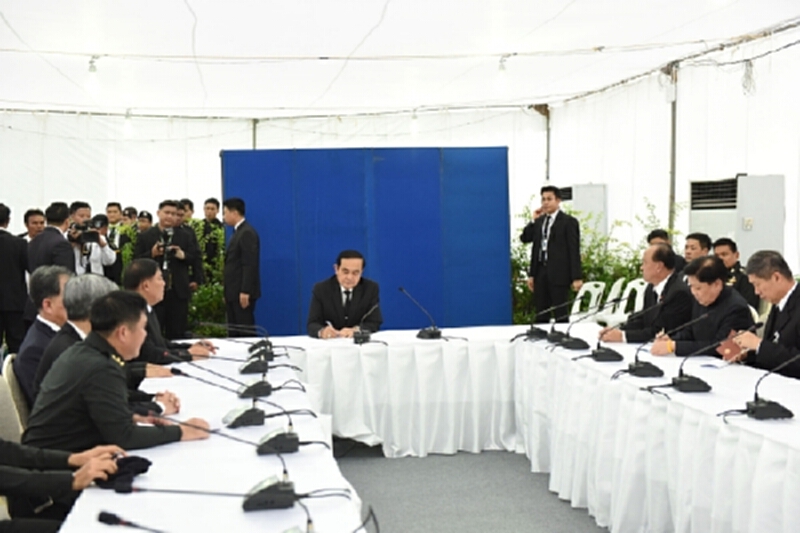 นายกฯรับฟังรายงานสรุปและติดตามสถานการณ์ภาพรวมที่ท้องสนามหลวง นายกฯรับฟังรายงานสรุปและติดตามสถานการณ์ภาพรวมที่ท้องสนามหลวง