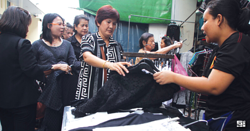 พาณิชย์ดึงผู้ผลิต-ห้างดังขายชุดดำราคาถูก พาณิชย์ดึงผู้ผลิต-ห้างดังขายชุดดำราคาถูก