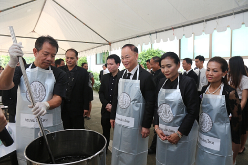 กรมหม่อนไหมและศูนย์หม่อนไหมฯทั่วปท.ให้บริการย้อมผ้าฟรี กรมหม่อนไหมและศูนย์หม่อนไหมฯทั่วปท.ให้บริการย้อมผ้าฟรี
