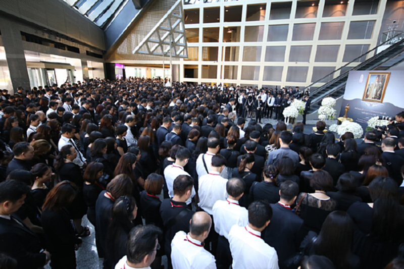 คณะผู้บริหารและพนักงานธนาคารไทยพาณิชย์ร่วมทำบุญตักบาตรถวายเป็นพระราชกุศลสัตตมวาร คณะผู้บริหารและพนักงานธนาคารไทยพาณิชย์ร่วมทำบุญตักบาตรถวายเป็นพระราชกุศลสัตตมวาร