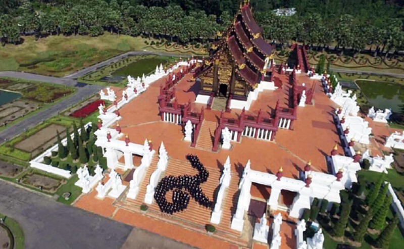 ชาวเชียงใหม่ร้อยดวงใจเป็นหนึ่ง...แปรอักษรถวายความอาลัย ชาวเชียงใหม่ร้อยดวงใจเป็นหนึ่ง...แปรอักษรถวายความอาลัย