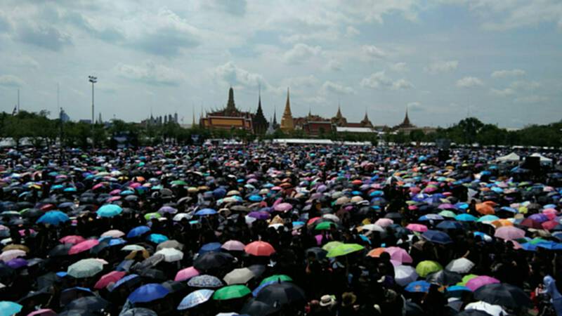 พสิกนิกรเต็มท้องสนามหลวง ร่วมรอร้องเพลงสรรเสริญพระบารมี พสิกนิกรเต็มท้องสนามหลวง ร่วมรอร้องเพลงสรรเสริญพระบารมี