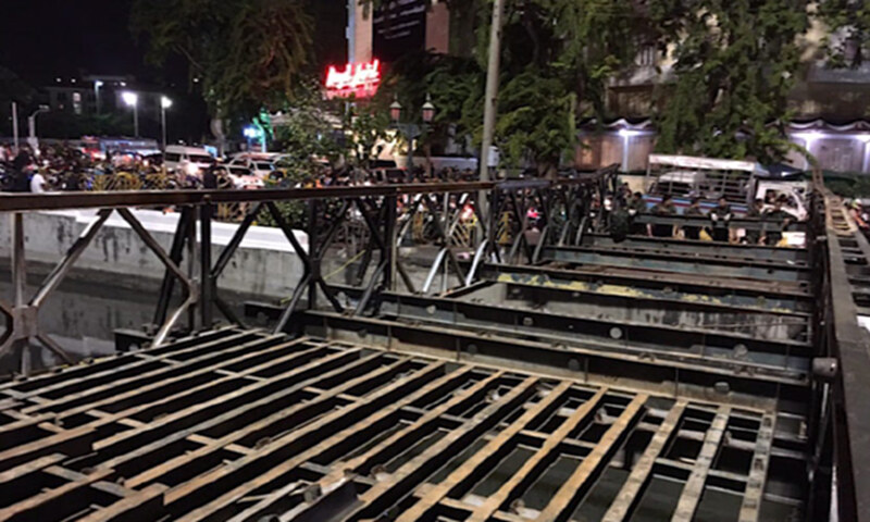 ทหารช่างสร้างสะพานแบรี่ข้ามคลองหลอดอำนวยความสะดวกปชช. ทหารช่างสร้างสะพานแบรี่ข้ามคลองหลอดอำนวยความสะดวกปชช.