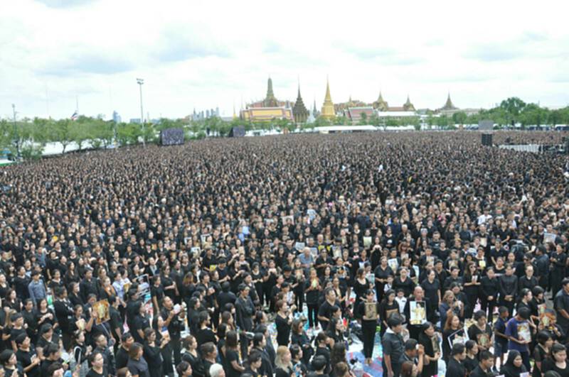 ภาพเหตุการณ์ประวัติศาสตร์ พสกนิกรทั่วไทยร่วมร้องเพลงสรรเสริญพระบารมี ภาพเหตุการณ์ประวัติศาสตร์ พสกนิกรทั่วไทยร่วมร้องเพลงสรรเสริญพระบารมี