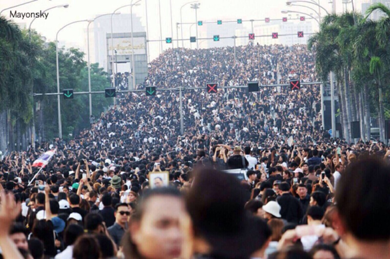 พสกนิกรชาวไทยยังหลั่งไหลสู่ท้องสนามหลวงร่วมร้องเพลงสรรเสริญพระบารมีรอบสอง พสกนิกรชาวไทยยังหลั่งไหลสู่ท้องสนามหลวงร่วมร้องเพลงสรรเสริญพระบารมีรอบสอง