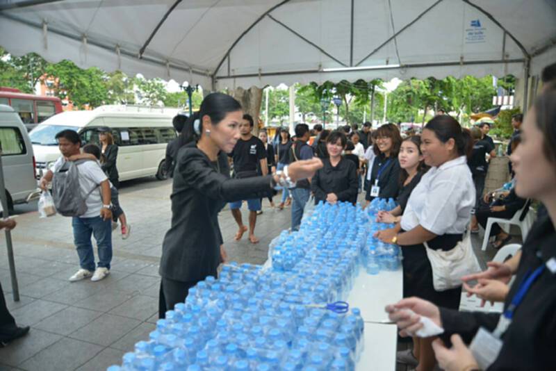 ก.ท่องเที่ยวตั้งจุดบริการน้ำดื่มประชาชนที่เดินทางมาร่วมถวายอาลัย ก.ท่องเที่ยวตั้งจุดบริการน้ำดื่มประชาชนที่เดินทางมาร่วมถวายอาลัย