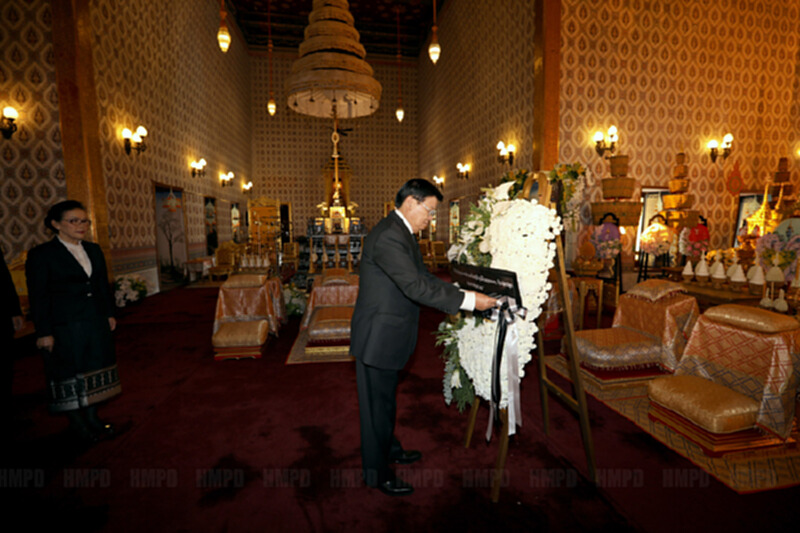 นายกรัฐมนตรีสปป.ลาววางพวงมาลาถวายสักการะพระบรมศพ นายกรัฐมนตรีสปป.ลาววางพวงมาลาถวายสักการะพระบรมศพ