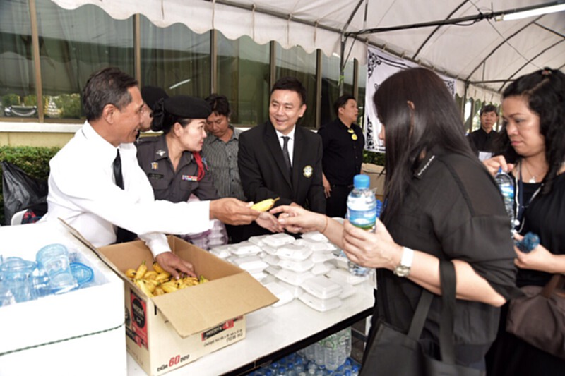 ปลัดท่องเที่ยวลงพื้นที่แจกอาหารเครื่องดื่มประชาชนที่มาร่วมถวายความอาลัย ปลัดท่องเที่ยวลงพื้นที่แจกอาหารเครื่องดื่มประชาชนที่มาร่วมถวายความอาลัย