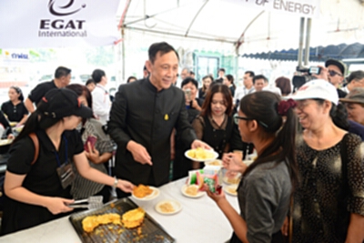 รมว.พลังงานให้กำลังใจเจ้าหน้าที่จุดบริการประชาชนที่สนามหลวง รมว.พลังงานให้กำลังใจเจ้าหน้าที่จุดบริการประชาชนที่สนามหลวง