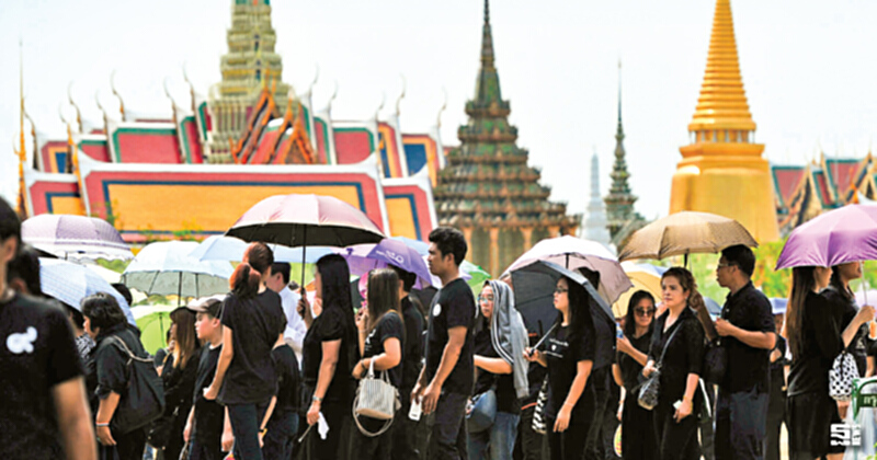 29 ตุลารับคลื่นมหาชน คสช.-รัฐบาลวางแผนรองรับทุกมิติ มหาดไทยจัดคิววันละ 3,000 คน 29 ตุลารับคลื่นมหาชน คสช.-รัฐบาลวางแผนรองรับทุกมิติ มหาดไทยจัดคิววันละ 3,000 คน