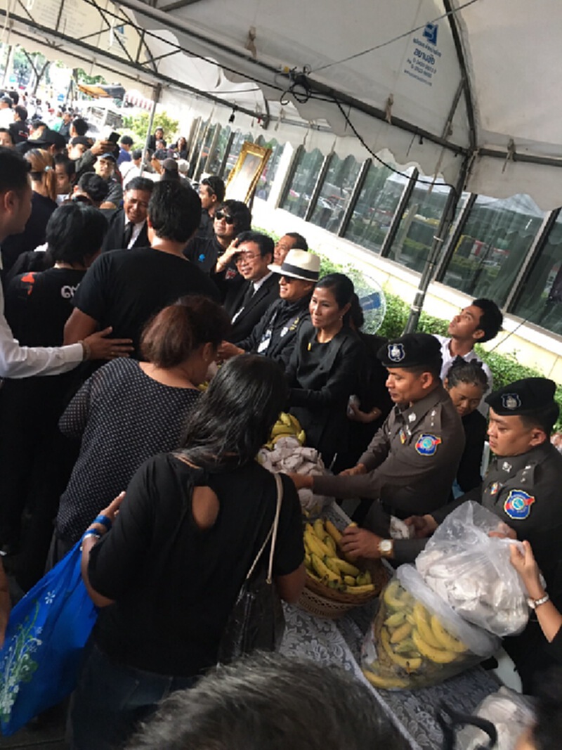 รมว.ท่องเที่ยวร่วมแจกน้ำและริบบิ้นดำ รมว.ท่องเที่ยวร่วมแจกน้ำและริบบิ้นดำ