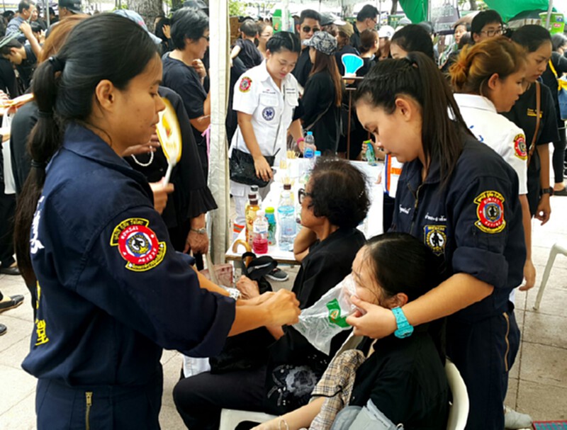 สพฉ.แนะประชาชนเตรียมความพร้อมร่างกายก่อนเข้าสักการะพระบรมศพฯ สพฉ.แนะประชาชนเตรียมความพร้อมร่างกายก่อนเข้าสักการะพระบรมศพฯ