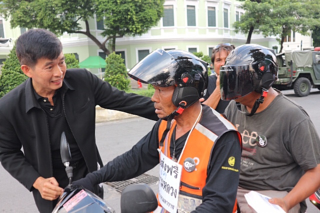 ชมรมคนห่วงหัวจับมือสสส.ทำดีถวายพ่อหลวงแจกหมวกกันน็อคให้วินมอเตอร์ไซค์จิตอาสา ชมรมคนห่วงหัวจับมือสสส.ทำดีถวายพ่อหลวงแจกหมวกกันน็อคให้วินมอเตอร์ไซค์จิตอาสา