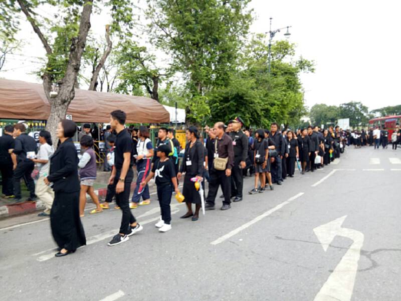 พสกนิกรรอรับบัตรคิวเข้าถวายสักการะพระบรมศพเนืองแน่น พสกนิกรรอรับบัตรคิวเข้าถวายสักการะพระบรมศพเนืองแน่น