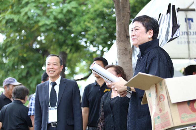 ภริยา รมว.แรงงานร่วมแจกอาหารเครื่องดื่มประชาชน ภริยา รมว.แรงงานร่วมแจกอาหารเครื่องดื่มประชาชน