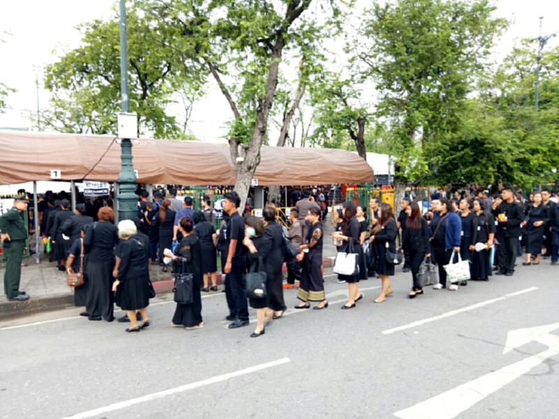 กอร.รส.แจงรายละเอียดการแต่งกายเพิ่มลดความกังวลประชาชนที่ต้องกาวถวายบังคมพระบรมศพ กอร.รส.แจงรายละเอียดการแต่งกายเพิ่มลดความกังวลประชาชนที่ต้องกาวถวายบังคมพระบรมศพ