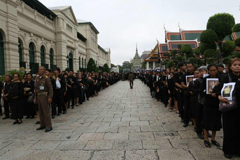 การบินไทยจัดรถบัสบริการประชาชนกราบถวายบังคมเบื้องหน้าพระบรมโกศ การบินไทยจัดรถบัสบริการประชาชนกราบถวายบังคมเบื้องหน้าพระบรมโกศ