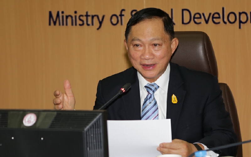 รมว.พม.ชื่นชมชายพิการป่วยเป็นโรคกล้ามเนื้ออ่อนแรงขี่รถจักรย่านพ่วงร่วมถวายบังคมพระบรมศพ