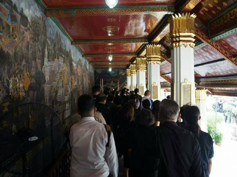 ผู้ว่าฯนครศรีธรรมราชนำประชาชนกราบถวายบังคมพระบรมศพ ผู้ว่าฯนครศรีธรรมราชนำประชาชนกราบถวายบังคมพระบรมศพ