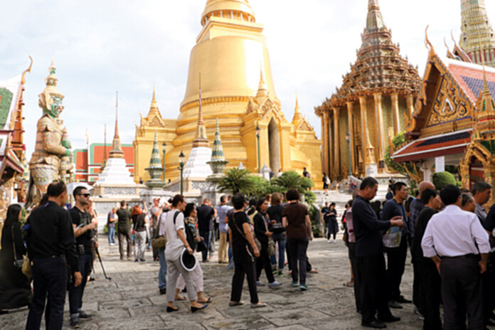 ทัวร์4 พันคนชมวัดพระแก้วสลับเวลาลดแออัด ทัวร์4 พันคนชมวัดพระแก้วสลับเวลาลดแออัด
