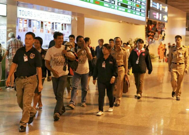 ศปมผ.ร่วมกต.นำแรงงานประมงไทยในอินโดนีเซียกลับอีก8คน ศปมผ.ร่วมกต.นำแรงงานประมงไทยในอินโดนีเซียกลับอีก8คน