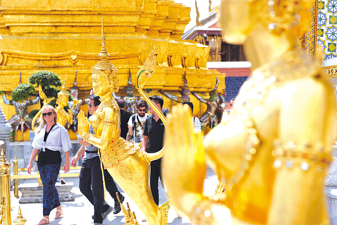 ปรับวิธีชมพระบรมมหาราชวัง กำหนดให้ต่างชาติเข้า 2 หมื่นคนต่อวันเริ่ม ม.ค.นี้ ปรับวิธีชมพระบรมมหาราชวัง กำหนดให้ต่างชาติเข้า 2 หมื่นคนต่อวันเริ่ม ม.ค.นี้