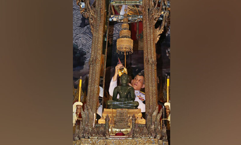 สมเด็จพระบรมโอรสาธิราชฯทรงเปลี่ยนเครื่องทรงฤดูหนาวพระแก้วมรกต สมเด็จพระบรมโอรสาธิราชฯทรงเปลี่ยนเครื่องทรงฤดูหนาวพระแก้วมรกต