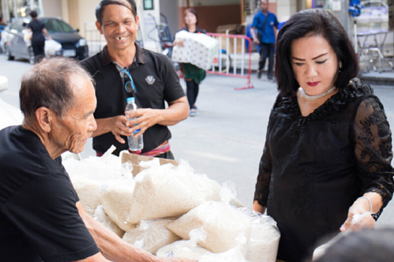 เจ้เล็งปลื้มประสบความำเร็จช่วยชาวนาขายข้าว เจ้เล็งปลื้มประสบความำเร็จช่วยชาวนาขายข้าว