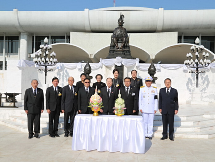 คณะบุคคลสำคัญร่วมถวายบังคมพระบรมราชานุสาวรีย์ ร.7 เนื่องในวันรัฐธรรมนูญ คณะบุคคลสำคัญร่วมถวายบังคมพระบรมราชานุสาวรีย์ ร.7 เนื่องในวันรัฐธรรมนูญ