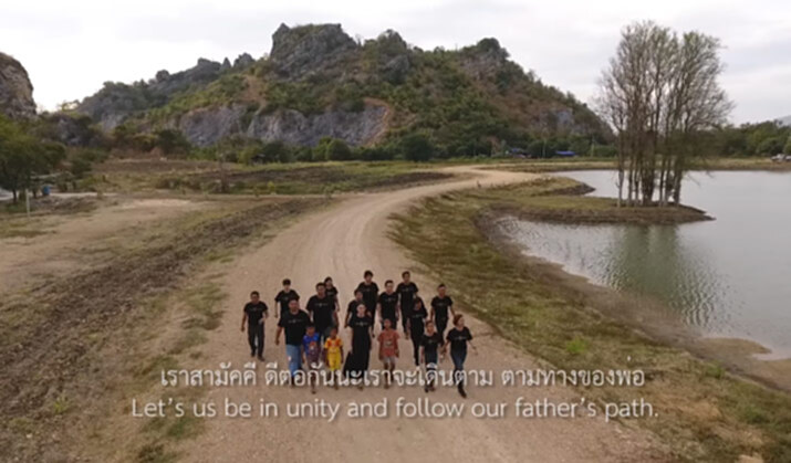 ผู้สื่อข่าวเศรษฐกิจรวมตัวทำ MV “คิดถึงทางของพ่อ” ผู้สื่อข่าวเศรษฐกิจรวมตัวทำ MV “คิดถึงทางของพ่อ”