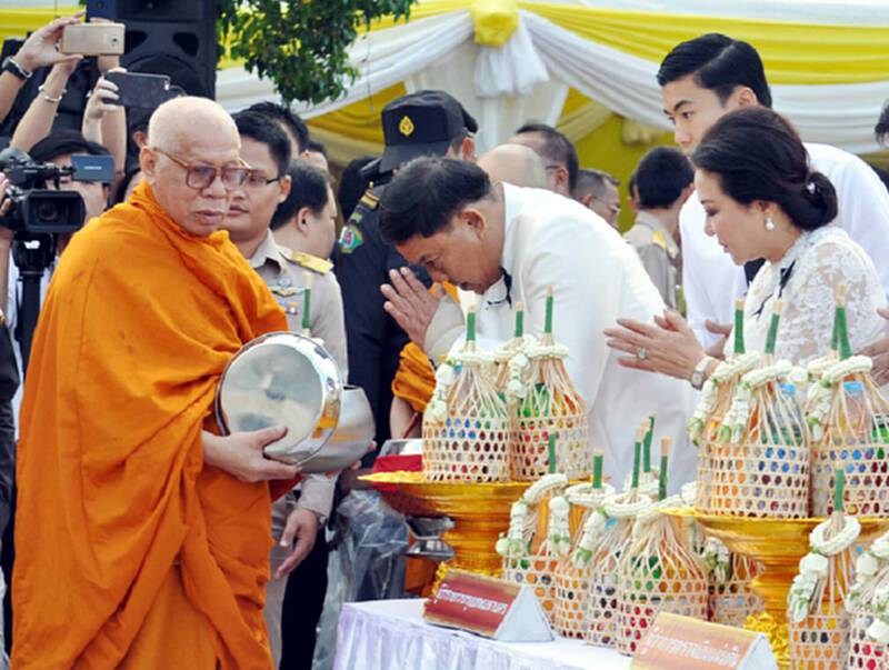 ผู้ว่าฯกทม.และปชช.ร่วมตักบาตรวันขึ้นปีใหม่ ผู้ว่าฯกทม.และปชช.ร่วมตักบาตรวันขึ้นปีใหม่