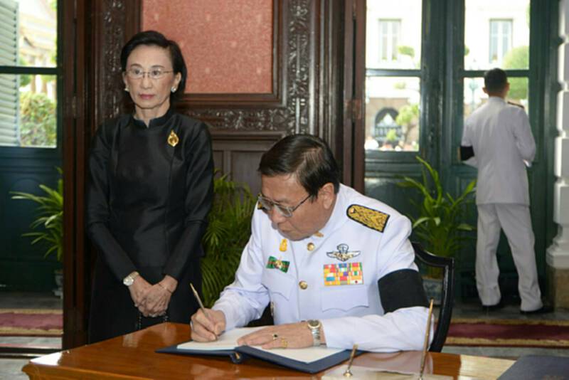ปธ.สนช.นำข้าราชการลงนามถวายพระพร ปธ.สนช.นำข้าราชการลงนามถวายพระพร