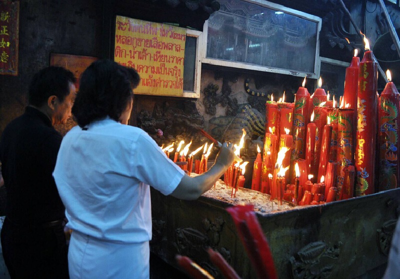 ชาวไทยเชื้อสายจีนไหว้เจ้าเพื่อความสิริมงคล