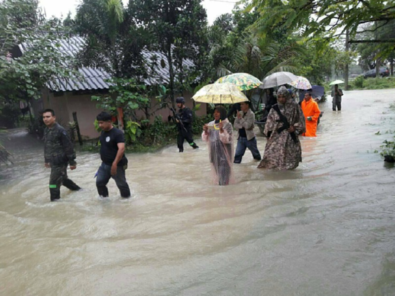 กองทัพเรือให้ความช่วยเหลือปชช.ประสบภัยน้ำท่วมในจังหวัดนราธิวาส กองทัพเรือให้ความช่วยเหลือปชช.ประสบภัยน้ำท่วมในจังหวัดนราธิวาส