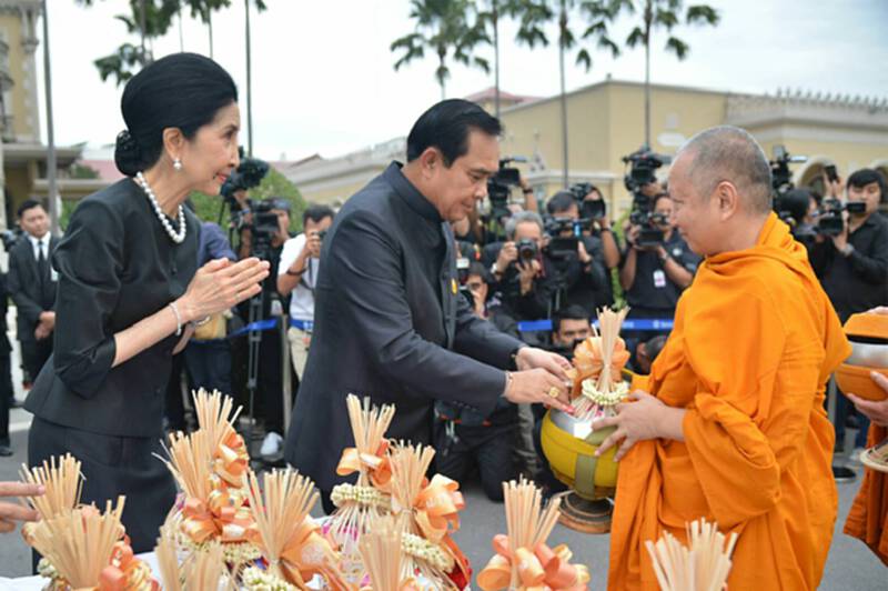 นายกรัฐมนตรีนำครม.ทำบุญตักบาตรพระสงฆ์จำนวน 60 รูป เนื่องในวันขึ้นปีใหม่ นายกรัฐมนตรีนำครม.ทำบุญตักบาตรพระสงฆ์จำนวน 60 รูป เนื่องในวันขึ้นปีใหม่