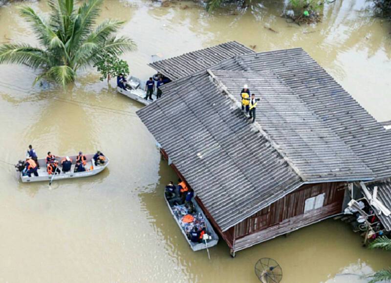 ฮ.ทร.นำอาหารพร้อมเวชภัณฑ์ไปส่งให้ผู้ประสบอุทกภัยในพื้นที่ยากจะเข้าถึง ฮ.ทร.นำอาหารพร้อมเวชภัณฑ์ไปส่งให้ผู้ประสบอุทกภัยในพื้นที่ยากจะเข้าถึง