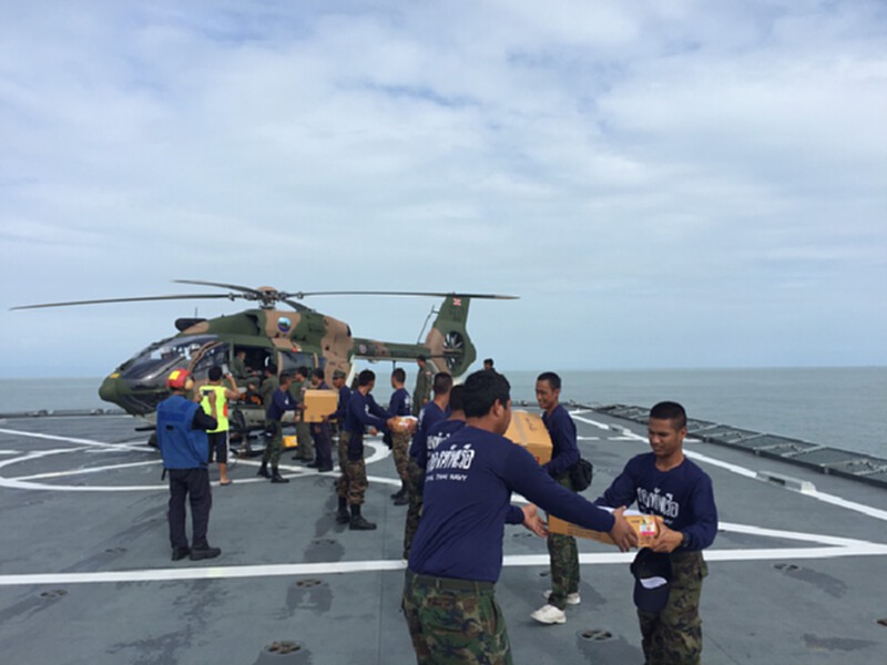 กองทัพเรือปฏิบัติการ"FROM THE SEA"ส่งอาหารและเวชภัณฑ์ ช่วยเหลือประชาชนผู้ประสบอุทกภัย กองทัพเรือปฏิบัติการ"FROM THE SEA"ส่งอาหารและเวชภัณฑ์ ช่วยเหลือประชาชนผู้ประสบอุทกภัย