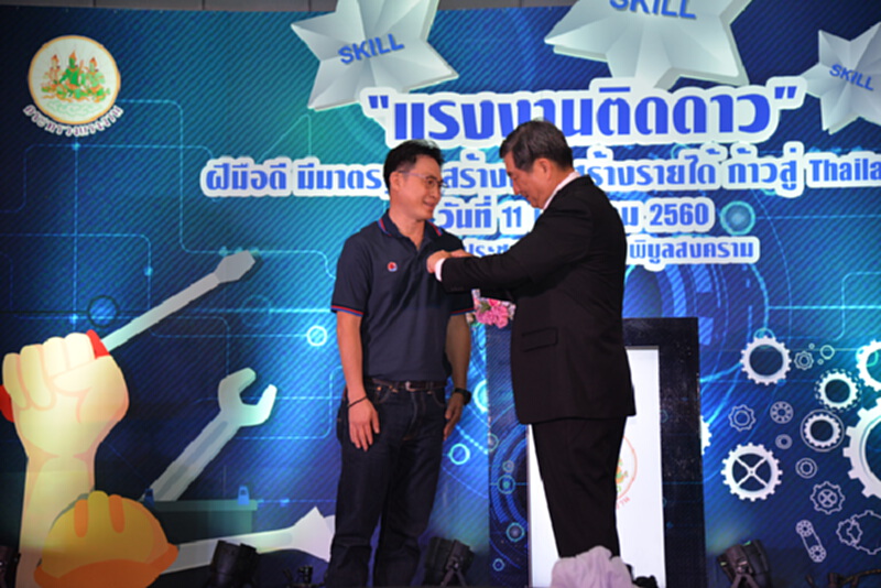 "บิ๊กบี้" ติดดาว แรงงานกว่า 600 คน ก้าวสู่ไทยแลนด์ 4.0 "บิ๊กบี้" ติดดาว แรงงานกว่า 600 คน ก้าวสู่ไทยแลนด์ 4.0
