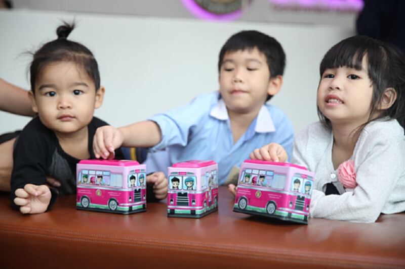 ชวนน้องออมกับ“รถออมสิน” ชวนน้องออมกับ“รถออมสิน”