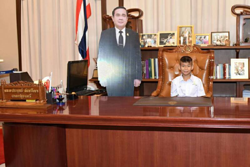 เด็กปลื้มนั่งเก้าอี้นายกรัฐมนตรี อยากให้นายกฯไปเยี่ยมโรงเรียนภาคใต้ เด็กปลื้มนั่งเก้าอี้นายกรัฐมนตรี อยากให้นายกฯไปเยี่ยมโรงเรียนภาคใต้