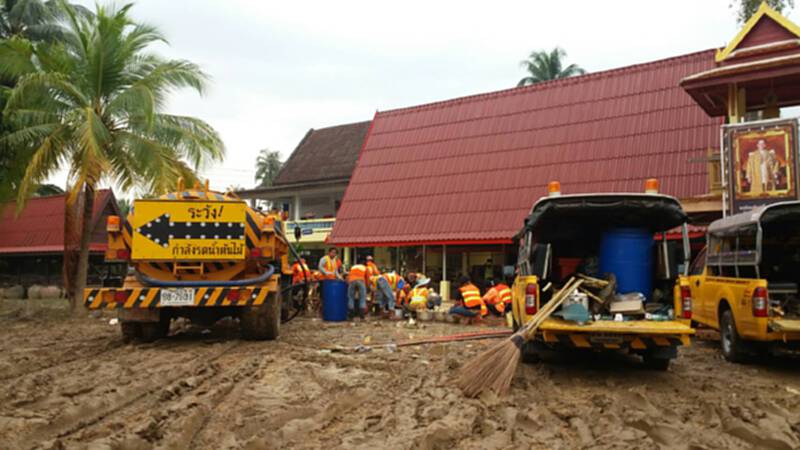 กรมทางหลวงระดมกำลังล้างโคลนให้ชาวบ้านบางสะพาน/บ้านกรูด กรมทางหลวงระดมกำลังล้างโคลนให้ชาวบ้านบางสะพาน/บ้านกรูด
