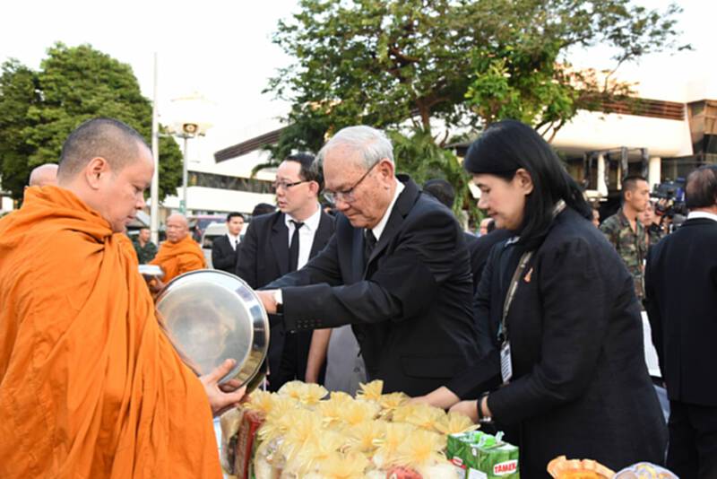 สมาชิก สนช. สปท. และกรธ.ทำบุญตักบาตรพระสงฆ์ 89 รูป เนื่องในพระราชพิธีบำเพ็ญพระราชกุศลสตมวาร สมาชิก สนช. สปท. และกรธ.ทำบุญตักบาตรพระสงฆ์ 89 รูป เนื่องในพระราชพิธีบำเพ็ญพระราชกุศลสตมวาร